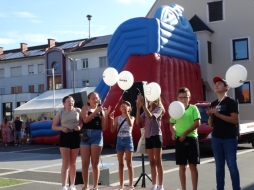 Ferien(s)pass 2024: Erlebnisabend am Gnaser Marktplatz - Verteilung von Luftballone durch den Kindergemeinderat Gnas