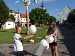 Ferien(s)pass 2024: Erlebnisabend am Gnaser Marktplatz - Verteilung von Luftballone durch den Kindergemeinderat Gnas