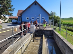 Ferien(s)pass 2024: Besichtigung ASZ, Brunnen Gnas, Kläranlage Gnas, Spiele, Laborversuche ...